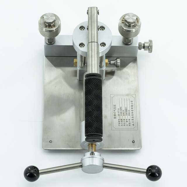 Pompa pneumatica portatile per la calibrazione della pressione